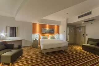 Отель Hampton By Hilton Iasi Яссы Семейный номер с кроватью размера "king-size" - для некурящих-1
